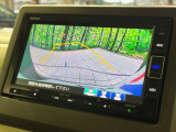 【バックカメラ】駐車時に後方がリアルタイム映像で確認できます。大型商業施設や立体駐車場での駐車時や、夜間のバック時に大活躍!運転スキルに関わらず、今や必須となった装備のひとつです!