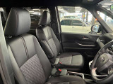 運転席の画像です。足元やシートまわりに余裕があり、リラックスした姿勢で運転が可能です。視界も良好で操作系へのアクセスもしやすく、快適で安心感のあるドライブをサポートします。