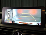 パノラミックビューモニター。車両を上から見たような映像を表示。運転席から目視しにくい車両周囲の状況をリアルタイムで確認できます。