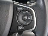 ◆アダプティブクルーズコントロール◆予め設定した車速内でクルマが自動的に加減速。前走車との適切な車間距離を維持しながら追従走行します。【LKAS】車線維持支援システムでステアリング操作を支援。