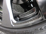 A30専用エンケイ製鍛造フル切削アルミホイール(16&times;7.5J)に(205/45 ZR16 87W)の組み合わせ。ホイールにはオーテックや「30th Anniversary」の文字が刻まれております!