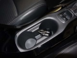 運転席と助手席の間には『カップホルダー』が装備されています。お飲み物やボトルタイプに空気清浄機など色々試してみてください!