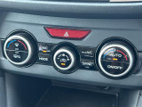 【左右独立温度コントロール式フルオートエアコン(DUAL/SYNC)】運転席側と助手席側でそれぞれ自由に温度設定ができ、快適な風量やモードなどを自動調整します!