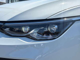LEDマトリックスヘッドライト「IQ.LIGHT」。対向車や先行車を検知し、LEDを個別制御。まぶしさを抑えながら、夜間の視界をしっかり確保します。