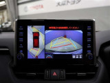 パノラミックビューモニター付きです。車両を上から見たような映像をディスプレイオーディオ画面に表示。運転席からの目視だけでは見にくい、車両周辺の状況をリアルタイムでしっかり確認できます。