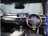 デザインもよく、居心地のよい運転席ですね。分かりやすいスイッチ類ですから操作もしやすく運転をサポートします。