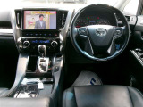 ヴェルファイアの運転席まわりです。