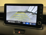 リバースギアに入れるだけで後方の表示へ切り替わります。夜間や雨の日の駐車も楽になりますよ。