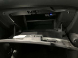 車検証入れになどにも使える便利な収納BOXあります。