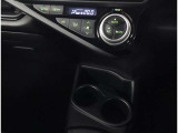 お車のキーはスマートキーです。キーを身につけた状態で車に近づき、ドアロックの解錠や施錠操作が出来ます。雨の日など両手がふさがっている時など、とっても便利ですね。