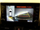 パノラミックビューモニター付きです。車両を上から見たような映像を画面に表示。運転席からの目視だけでは見にくい、車両周辺の状況をリアルタイムでしっかり確認できます。