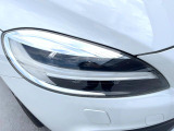 【LEDヘッドライト】明るく眩しいハイビームを先行車や対向車に照射しないオートハイビームを備えたLEDヘッドライト。北欧神話に登場するトールハンマーをモチーフにした、一目でボルボとわかるデザイン。