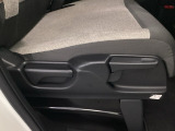 手動のレバーを使って、シートの高さや背もたれの角度を変えることができます。