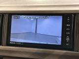 リバースギアに入れるだけで後方の表示へ切り替わります。夜間や雨の日の駐車も楽になりますよ。