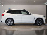 【BMWの伝統-3】BMWのお車は、&ldquo;駆け抜ける歓び&rdquo;を体現しております。走行の安定性とコーナリングの良さを追求し、思い通りにハンドルの操作可能です。