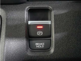 電子制御パーキングブレーキ搭載で指一本で簡単に操作することができます。さらに停車中に、ブレーキペダルを踏み続けなくても、自動的にブレーキを保持する機能である、オートマチックブレーキホールド付きです。