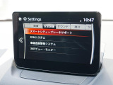 こちらのお車には先進安全装備が多数搭載されています。衝突被害を回避あるいは軽減するためのブレーキや、後方死角からの接近警報、車線逸脱を防止する警報装置など、詳しくはスタッフまでお尋ねください。