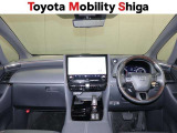 シックな色使いの運転席周りですね。すっきりとしたデザインで上品な色使いです。居心地の良い運転席、長く座ってられるリラックスできるデザインがいいですね。