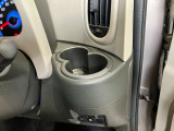 運転席側前部にドリンクホルダーあります♪運転中でも手が届きやすい位置にあって使い易いです♪