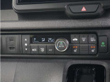 フルオートエアコン搭載。好みの温度に設定するだけで、風向や風量を自動でコントロール!いつでも快適な車内環境に。さらに、体を直接温めるシートヒーター付きで寒い季節も暖かく過ごせます。