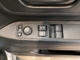 電動格納式リモコンドアミラーと、パワーウィンドウスイッチ等は運転席ドアにあります。