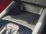 前席の間に設けられた便利なセンターコンソールトレー。小物やスマートフォンをすっきり収納できる使い勝手の良いスペースです。