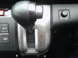 インパネシフトだから視線の移動も少なく足元もスッキリ。運転席もゆったりしているのでゆとりを持ってドライブできますね。