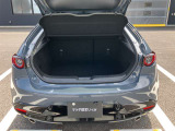 MAZDA3 FASTBACKは定員乗車時にも67Lのスーツケースを2個積み込める容量を確保しています。 (スーツケースの形状によっては積載できない場合があります)