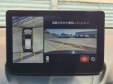 狭い道でのすれ違いや、駐車が苦手な方も安心の360&deg;ビューモニター。前後左右4つのカメラ映像を合成し、上から見下ろしたような映像をモニターに投影。車載の障害物センサーと合わせて、死角のない安全性を確保