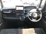【インパネ全体】手が届きやすく、どなたでも運転しやすいです。シンプルで使いやすい設計になっています!