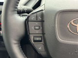 運転中、オーディオの操作をしてて、ハッとしたことはありませんか?ステアリングスイッチは、運転中でもハンドルでオーディオの操作が可能です。安全なドライブをサポートします。