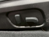 【パワーシート】電動でシートポジションの変更が可能です。手動式より細かくシート設定が可能ですのでより快適な姿勢でドライブを楽しんで頂けるでしょう。