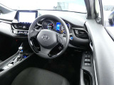 【運転席まわり】・・・ハンドルやシートなども隅々までクリーニング済み。キレイな車内でドライブがより一層快適にお楽しみいただけると思います。