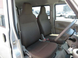 体をしっかり支えるシート形状と程よいクッション性で、運転姿勢を保ちやすい設計。シートポジションを細かく調整することが出来ますので体格に合わせたポジションづくりに対応します。