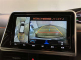 複数のカメラの映像をもとに、クルマを真上から見ているような映像をドライバーに提供し駐車をサポートする機能です。