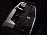 運転中にもオーディオの音量やFMの切り替えなどステアリングでの操作で切り替え可能なため、ステアリングから手を放す必要がない為、運転中でも操作が簡単でございます。