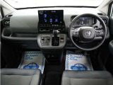運転にかかわる様々な操作を安全に行えるように視点移動が少なく、操作性に配慮されたスイッチ類が凝縮されたコクピットです。