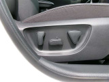 運転席パワーシートを装備しています。操作は電動で、前後調整・上下調整も楽にできますよ。