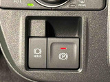 指先だけで簡単に操作が可能な電動パーキングブレーキを採用。「HOLD」スイッチを押すと、渋滞や信号待ちなどでブレーキペダルから足を離しても、ブレーキを保持するので安心です