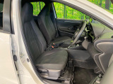 運転席まわりには十分なスペースがあり、大柄な方でもゆったり運転していただける環境です。