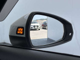 ●アウディサイドアシスト『後方の死角を並走する車両を検知しドアミラーの内側のLEDが点灯。ドライバーに注意を促し事故を未然に防ぐシステムです。』