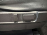 【パワーシート】電動でシートポジションの変更が可能です。手動式より細かくシート設定が可能ですのでより快適な姿勢でドライブを楽しんで頂けるでしょう。
