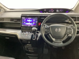 車内は光触媒抗菌消臭施工済です。スタイリッシュなデザインでスポーティなインパネ周りを演出します。グローブボックスやカップホルダーのほかにトレーなどたくさんの収納スペースが付いています。