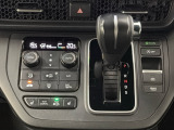 CVT車のセレクトレバーです。低速から高速まで、変速ショックのないスムーズな走りを実現するとともに、エンジン効率のよい領域を維持することで燃費にも貢献します。