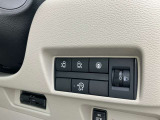 両側オートスライドドアです。インテリジェントキーや運転席のスイッチで簡単にドアの開閉ができるので、とても便利な装備です♪