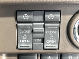 【両側パワースライドドア】スマートキーや運転席のスイッチで後席両側スライドドアの開閉が可能♪電動だから力を入れてドアを開ける必要が無く、小さなお子様でも簡単に開け閉めでき快適です♪