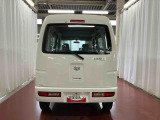 跳ね上げ式バックドアなので、雨天時の荷物の出し入れの際も濡れにくいです。