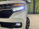 【LEDヘッドライト】悪天候や夜間走行時も良好な視界を確保し安心して運転できる高輝度LEDヘッドライトを装備!点灯速度が早く、消費電力も抑えられています。