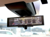 【インテリジェント ルームミラー】!車両後方のカメラ映像をミラー面に映し出すので、車内の状況や、天候などに影響されずクリアな後方視界が得られます!