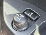 【電動格納ミラー】サイドミラーは電動格納式となっており、狭い駐車場でもキズがつくリスクを抑えられます。
